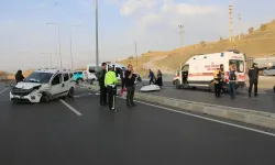 Minibüs ile hafif ticari araç çarpıştı: 19 yaralı