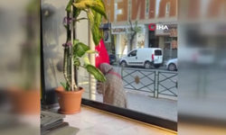 Eskişehir’de duygu dolu anlar: Kadın Türk bayrağını öpüp başının üstüne koydu