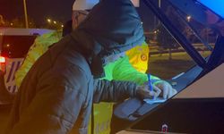 Seyir halindeyken uyuyan sürücü, kaza sonrası da uyumaya devam etti