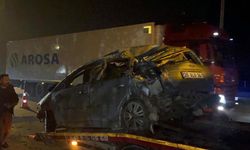 Kontrolden çıkan araç aydınlatma direğini devirip karşı yöne geçti