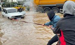 Bodrumda sokaklar göle döndü araçlar sular altında kaldı