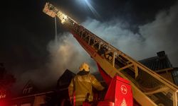 Villanın çatı katındaki yangın bitişiğindeki eve sıçradı