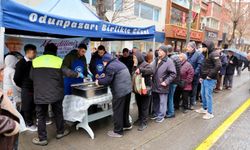 Eskişehir’de Regaip Kandili’nde vatandaşlara helva ikramı