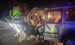 Otomobil ile hafif ticari araç çarpıştı: 3 ölü, 2 yaralı