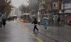 Eskişehir’de beklenen yağmur yağdı: Vatandaş hazırlıksız yakalandı
