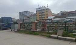 Porsuk Çayı kenarındaki sallanan korkuluklar tehlike saçıyor