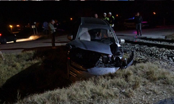 Yük treni hemzemin geçitte otomobile çarptı