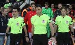 Hakem amca kartlarını verir misin?