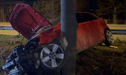 Eskişehir’de otomobil refüjdeki ağaçları devirerek durabildi: Sürücü ağır yaralı