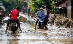Güney Asya'daki sel ve toprak kaymalarında can kaybı bin 220'ye yükseldi