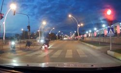 Kırmızı ışık ihlali yapan motosikletli yayaya çarptı, 2 kişi yaralandı