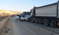 Hafif ticari araçla minibüs çarpıştı: 1 ölü!