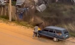 Alev alev yanan aracını kovayla su döküp söndürdü!