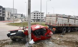 Kamyonun çarptığı Tofaş kağıt gibi katlandı: 4 yaralı!