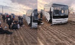 Kamyonet ile midibüs çarpıştı: 17 yaralı