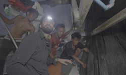 Endonezya’da balina köpekbalığı ağlara takıldı, ekipler saatlerce uğraştı