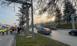 Damperi açık tır PTS direğini devirdi, facia kıl payı atlatıldı