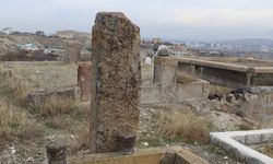 Mezarlıktaki esrarengiz taş