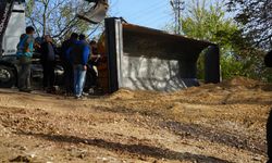 Mıcır yüklü kamyonun damperi devrildi, sürücü bayıldı!