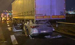 Ankara’da bir otomobil tırın altına girdi