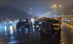 Yağış nedeniyle 7 araç birbirine girdi: 2 yaralı