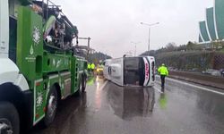 Servis minibüsü devrildi: 5 yaralı