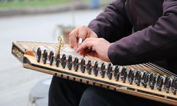 Eskişehir’in sokak müzisyenleri dondurucu havada sanatını sürdürüyor