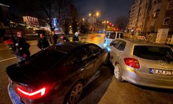 Eskişehir’de kaza yaptı, araçta kilitli kaldı: Alkollü sürücü cam kırılarak çıkartıldı!