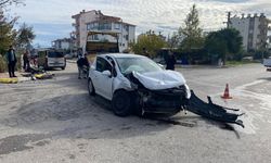 Hafif ticari araç ile otomobil kavşakta çarpıştı: 4 yaralı