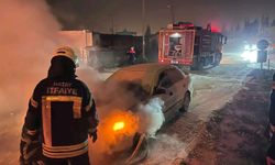 Antakya'da yanan otomobilde hasar oluştu