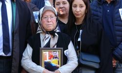 Genç paramedik sigara isteme bahanesiyle gasp ve darp edilip öldürüldü, anne duruşmaya oğlunun fotoğrafıyla geldi