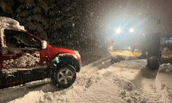 Kars'ta yolda mahsur kalan aracın yardımına özel idare ekipleri yetişti