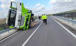 Kırklareli'de yem yüklü tır köprüde devrildi