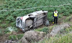 Bafra'da otomobil tarlaya uçtu