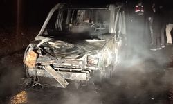 Seyir halindeki hafif ticari araç alev topuna döndü