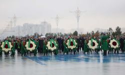 Cumhurbaşkanı Erdoğan, Türkmenistan'da Tarafsızlık Anıtı'na çelenk koyma törenine katıldı