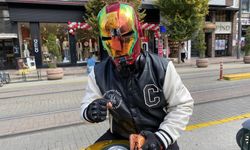 Eskişehir'de taktığı kask ile dikkatleri üzerine çekiyor