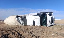 Kalorifer peteği yüklü tır devrildi, 1 kişi yaralandı