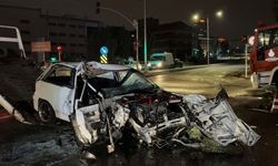 Avcılar'da hatalı dönüş yapan kamyona çarpan otomobil hurdaya döndü: 1 ölü, 1 yaralı