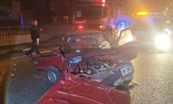 Kontrolden çıkan otomobil bariyerlere çarptı, 1'i ağır 2 kişi yaralandı
