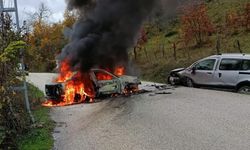 Hafif ticari araç ile otomobil çarpıştı: 2 yaralı