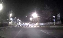 Çarptığı motosiklet devrildi, sonra kaçtı: O anlar araç kamerasında