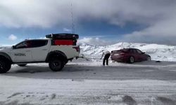 Karda mahsur kalan sürücünün yardımına yetişti