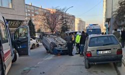 Park halindeki araçlara çarpan otomobil takla attı: 2 yaralı