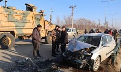 Otomobil ile kamyon kafa kafaya çarpıştı