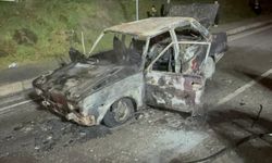Seyir halindeki otomobil alev alev yandı