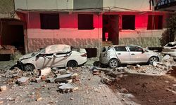 Kentsel dönüşümdeki binadan düşen parçalar, 3 otomobili hurdaya çevirdi