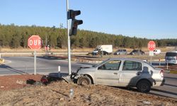Otomobil trafik ışığı direğine çarptı: 2 yaralı