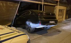 Fren yerine gaza basan sürücü, markete girdi