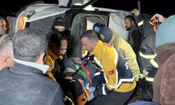 Minibüs takla atarak devrildi: 4 yaralı